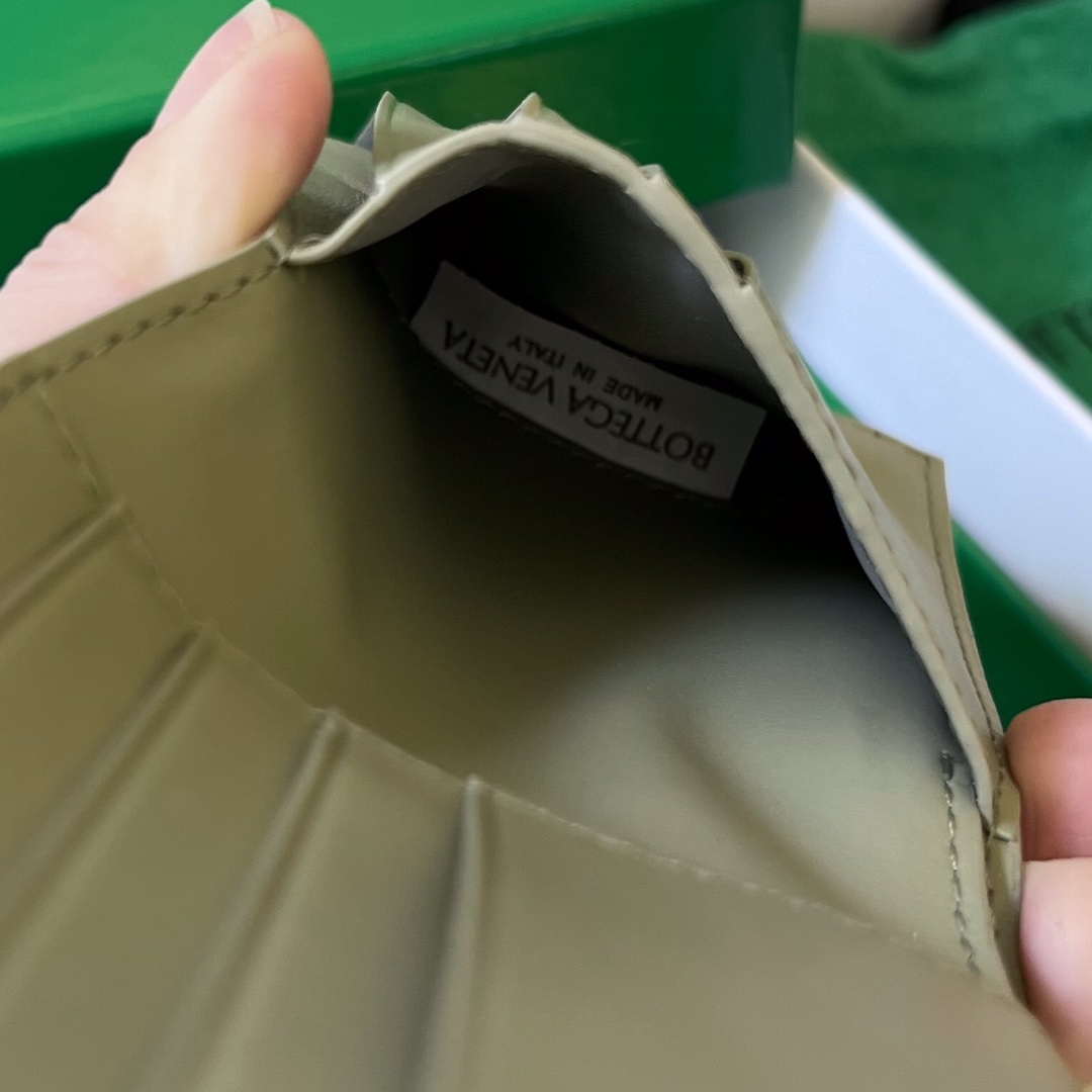 bo*te*ga Ve*ne*ta intrecciato bi-fold wallet