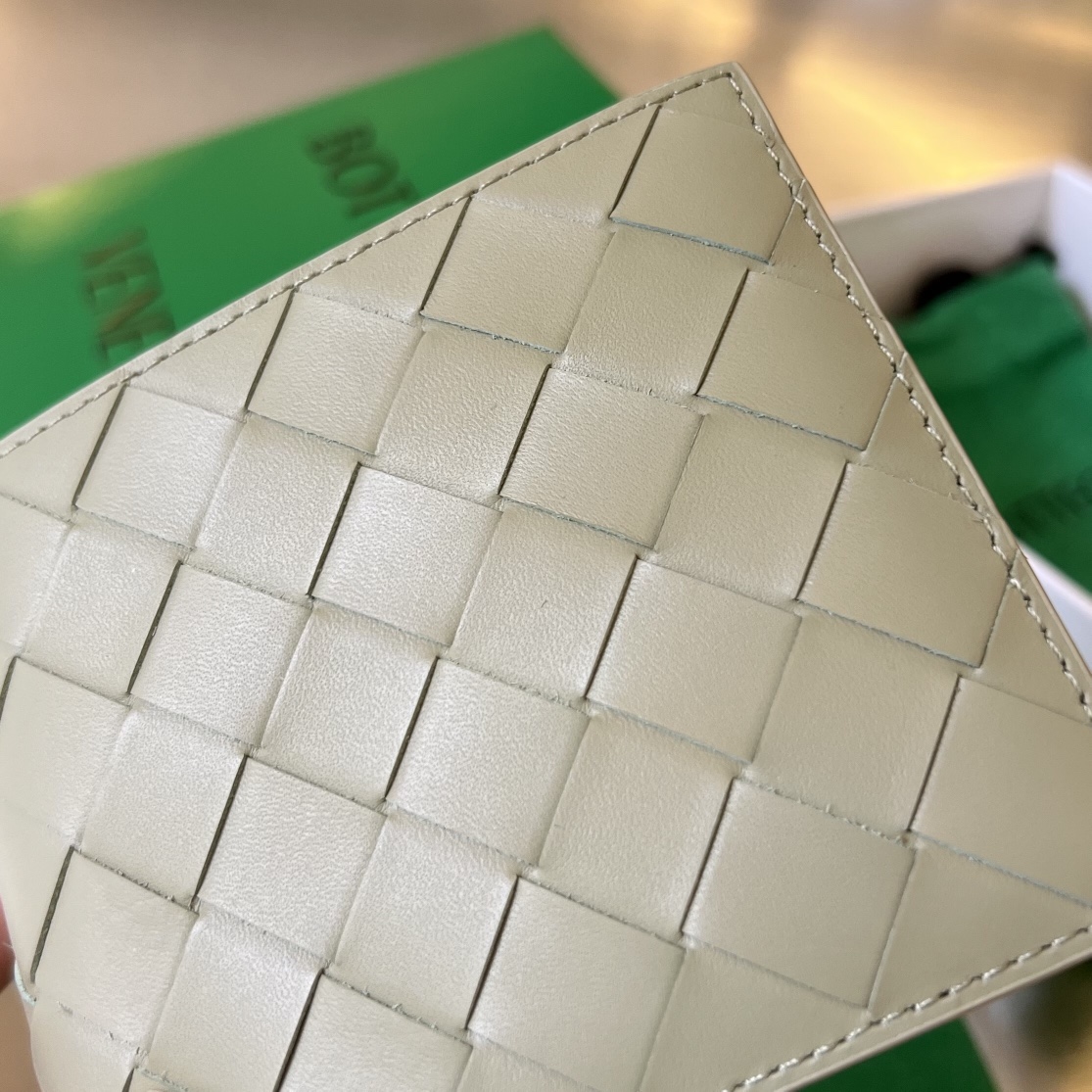 bo*te*ga Ve*ne*ta intrecciato bi-fold wallet