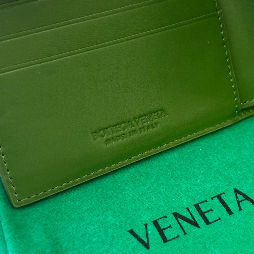 bo*te*ga Ve*ne*ta intrecciato bi-fold wallet