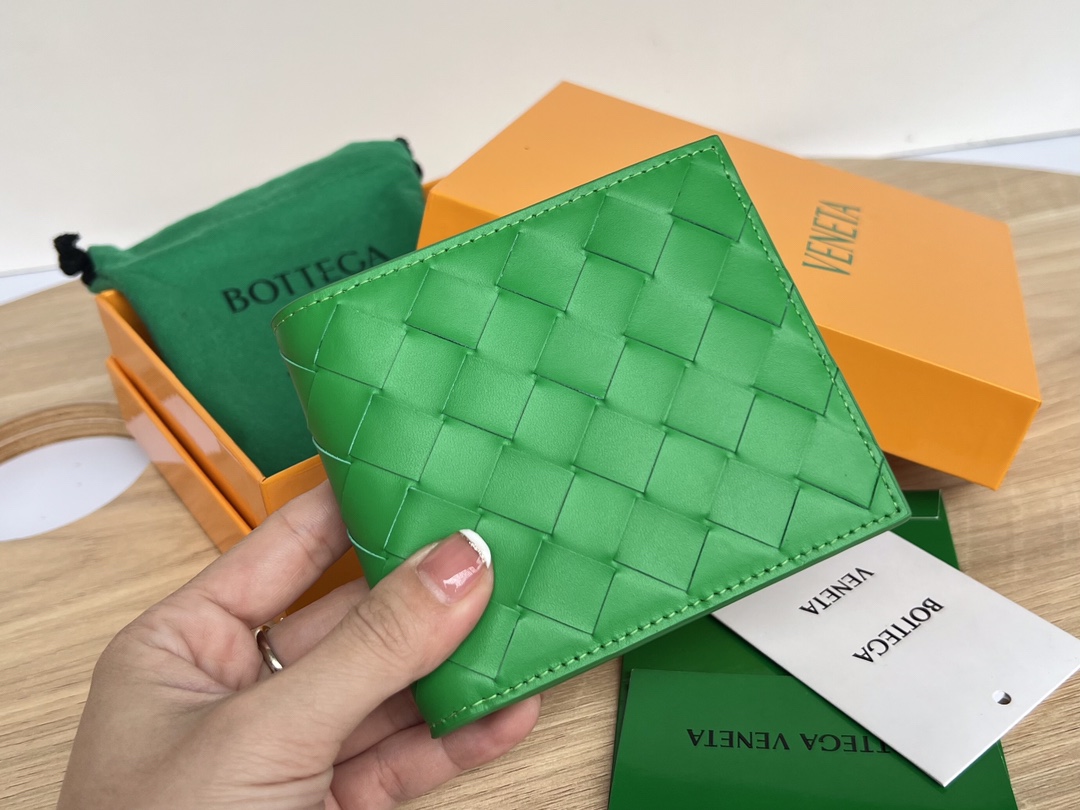bo*te*ga Ve*ne*ta intrecciato bi-fold wallet