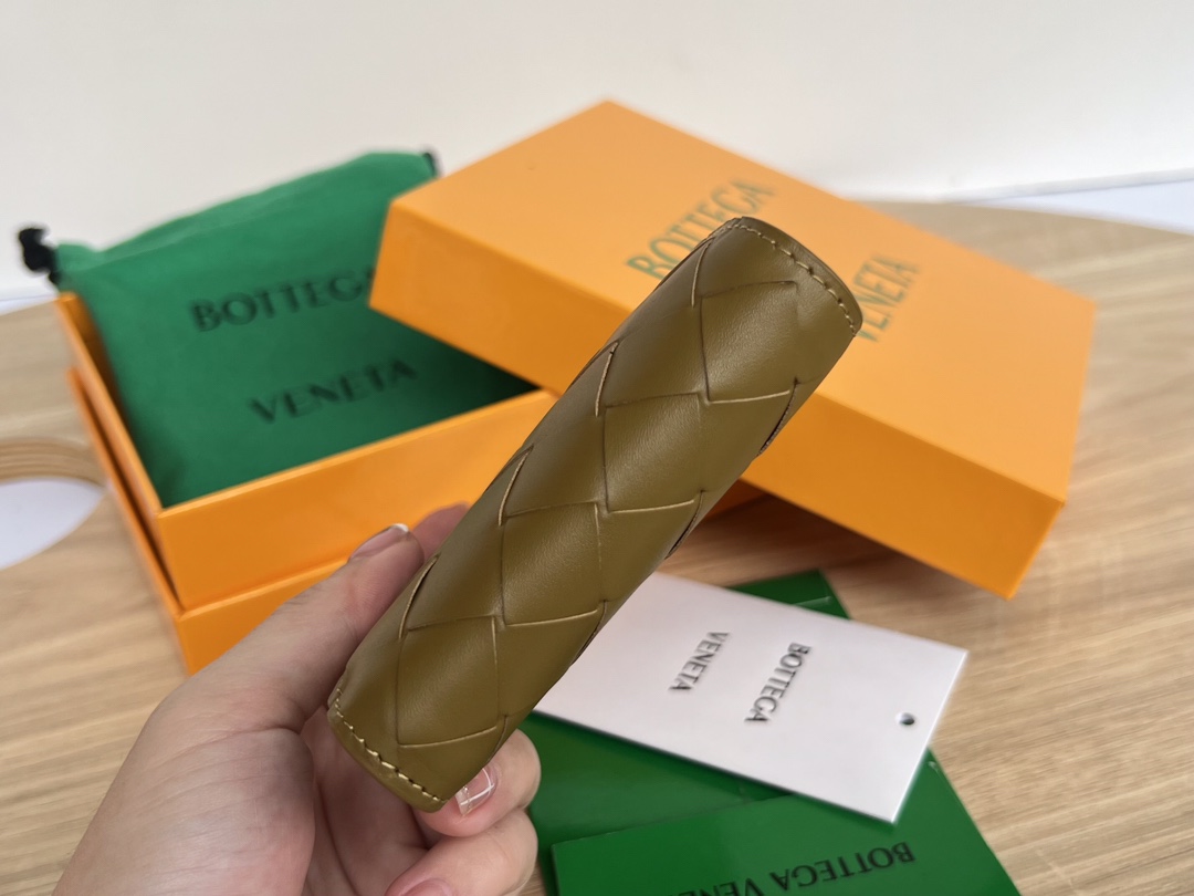 bo*te*ga Ve*ne*ta intrecciato bi-fold wallet