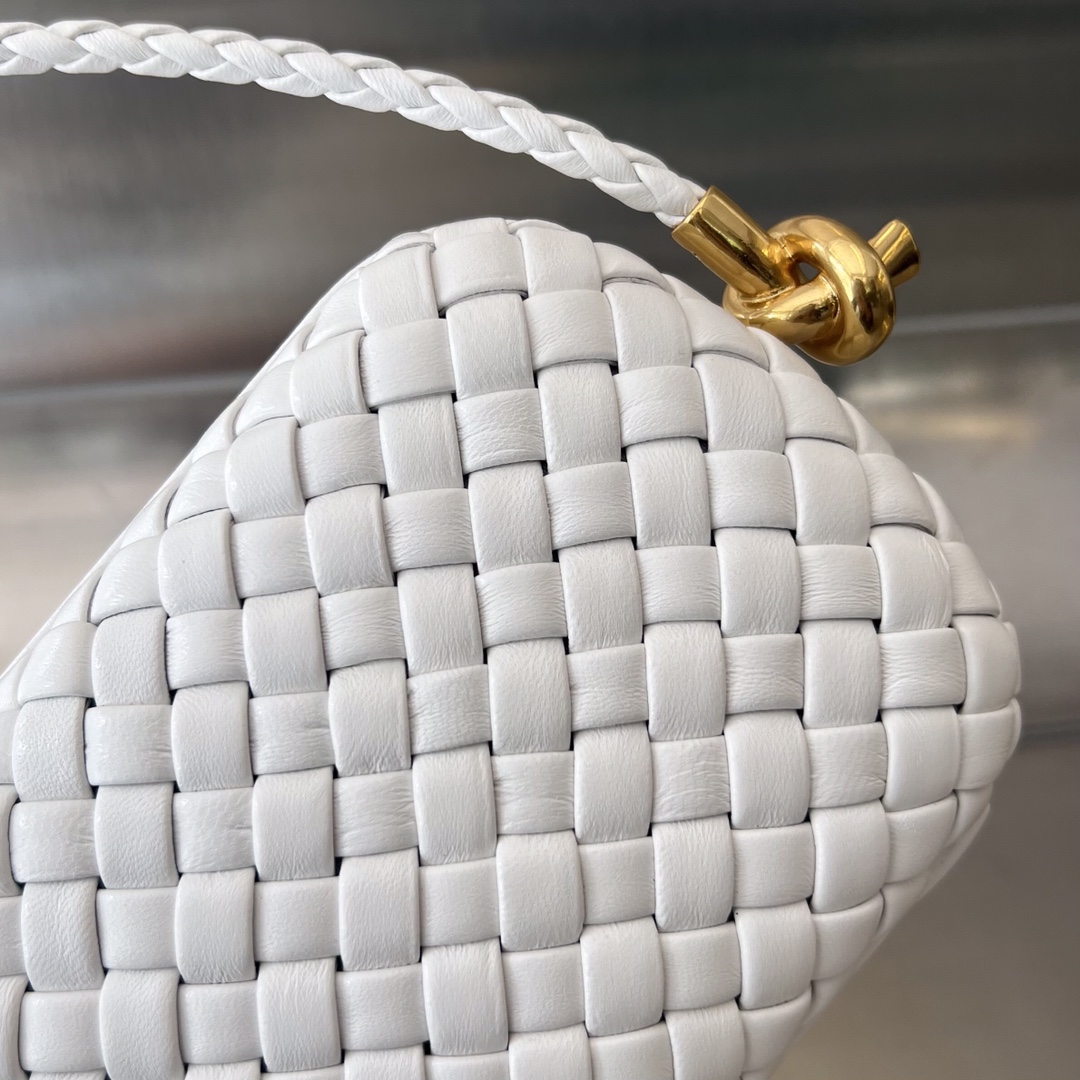 bo*te*ga Ve*ne*ta knot on strap
