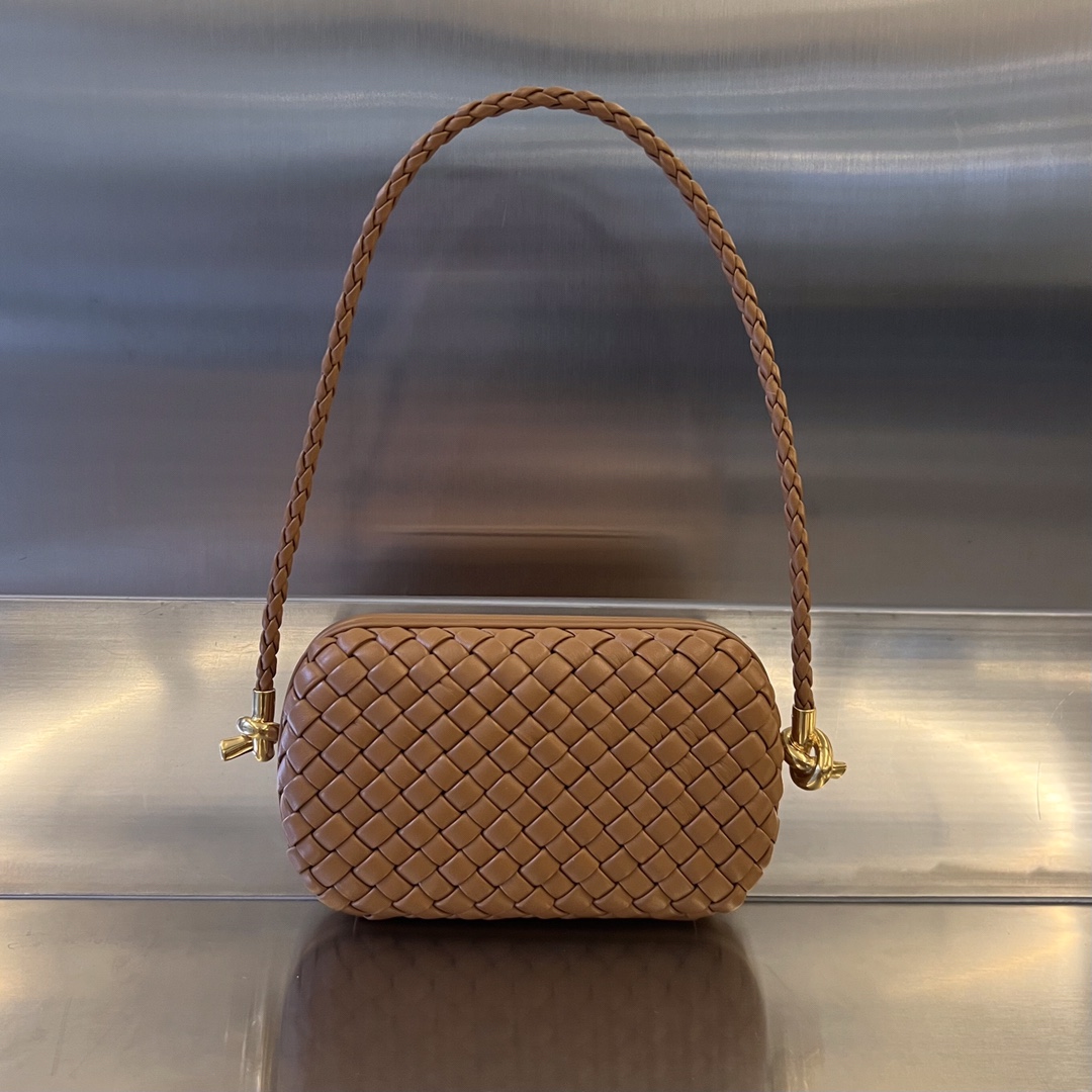 bo*te*ga Ve*ne*ta knot on strap