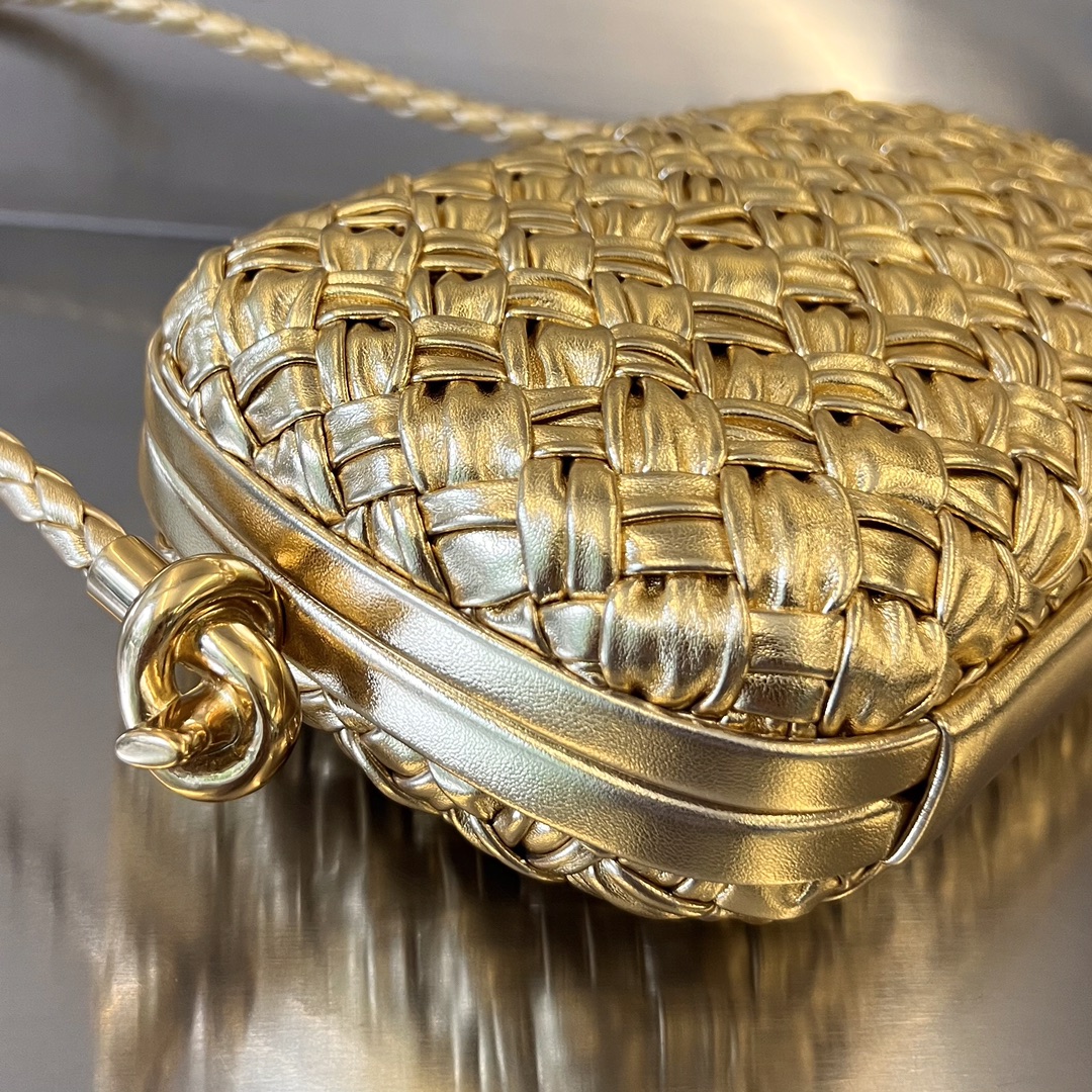 bo*te*ga Ve*ne*ta knot on strap