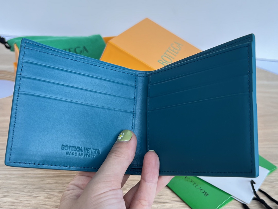 bo*te*ga Ve*ne*ta bv cassette bi-fold wallet
