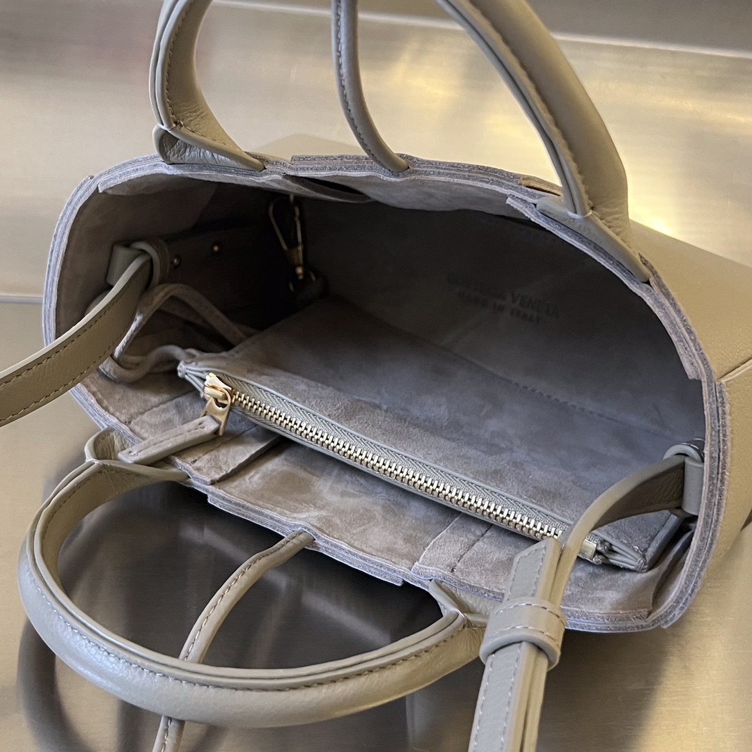 bo*te*ga Ve*ne*ta bv candy arco tote bag