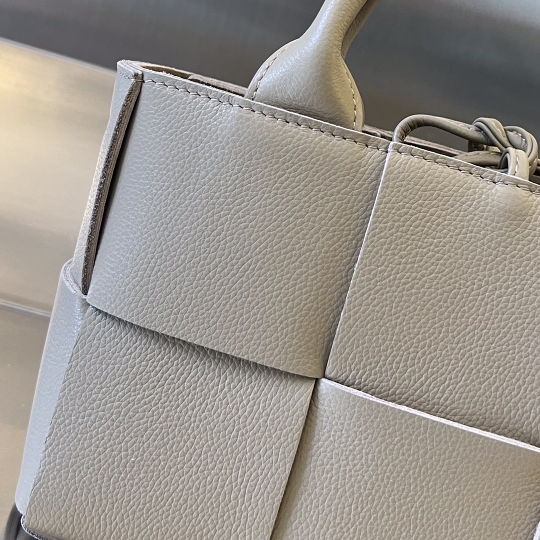 bo*te*ga Ve*ne*ta bv candy arco tote bag