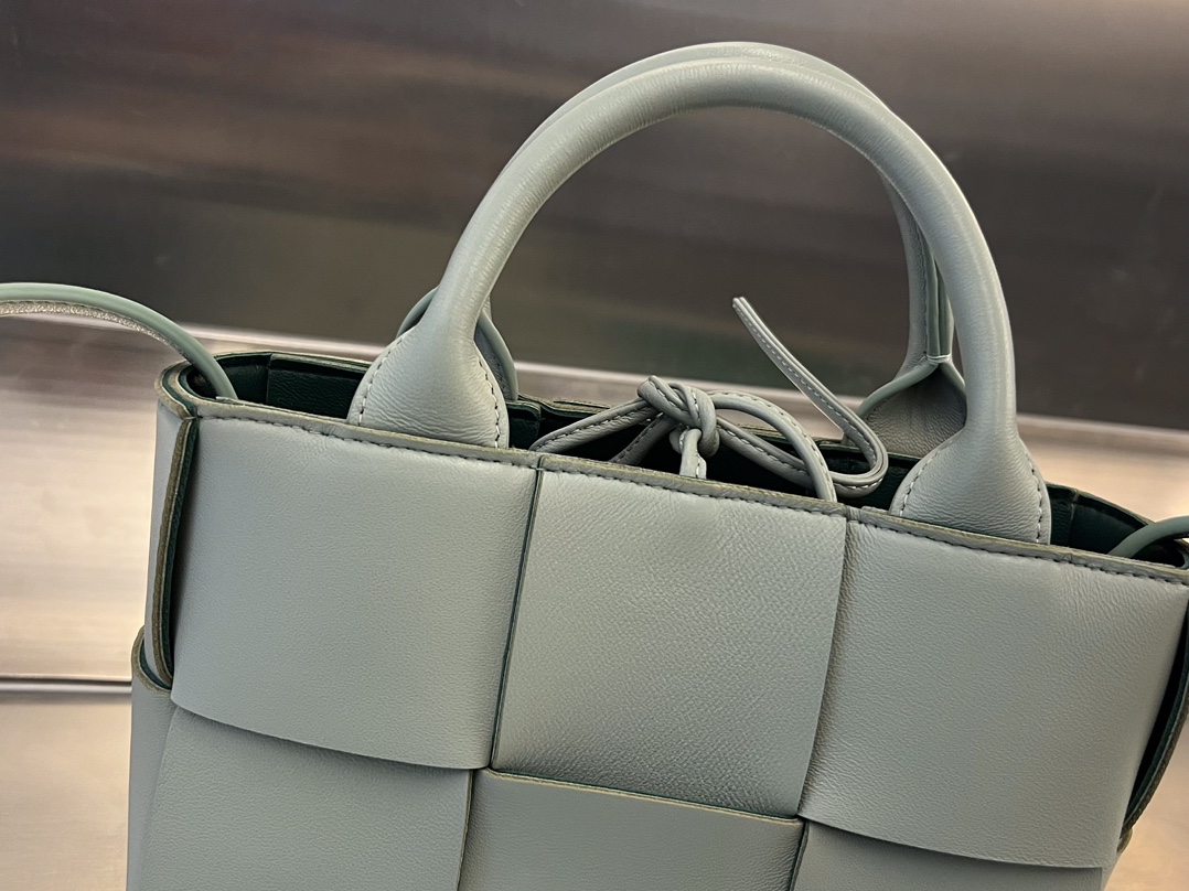 bo*te*ga Ve*ne*ta bv candy arco tote bag