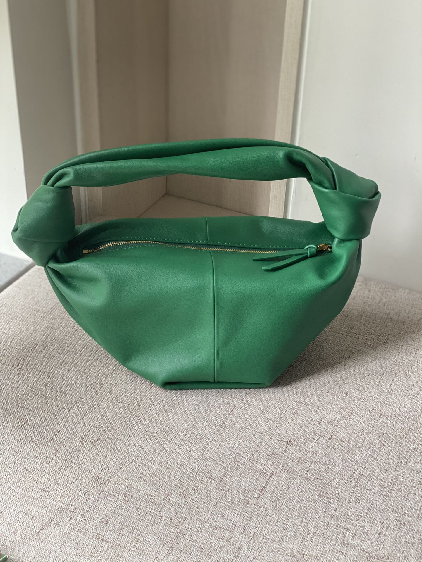 bo*te*ga Ve*ne*ta double knot top handle