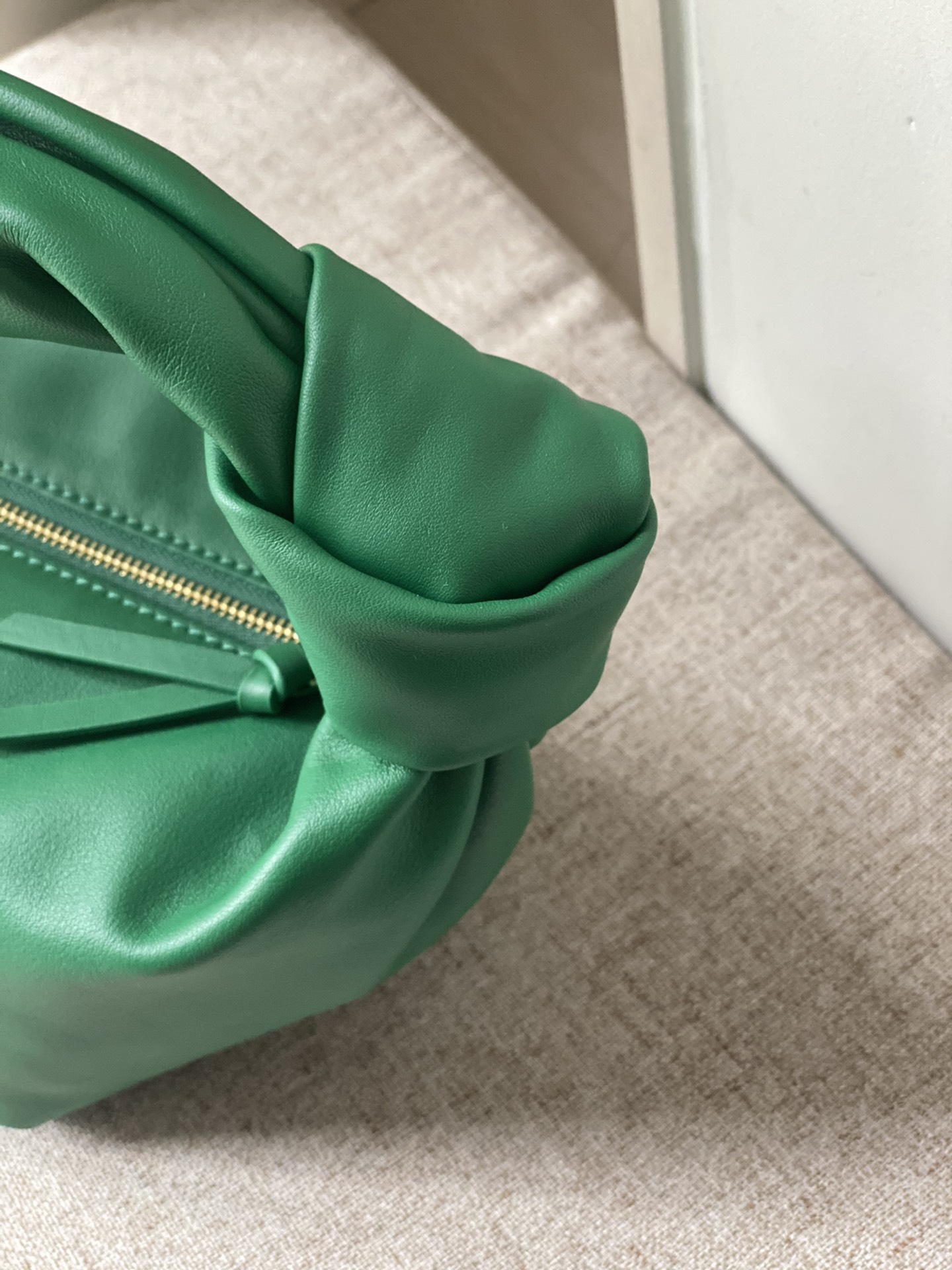 bo*te*ga Ve*ne*ta double knot top handle
