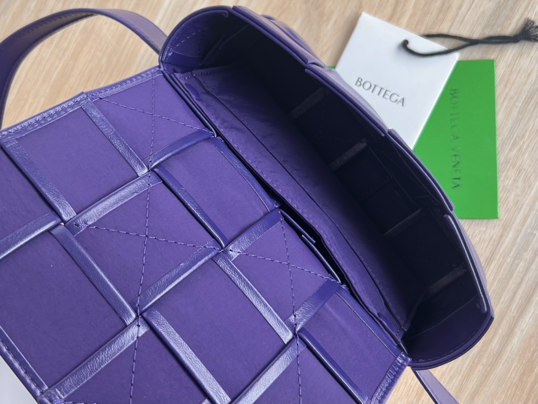 bo*te*ga Ve*ne*ta cassette waist bag