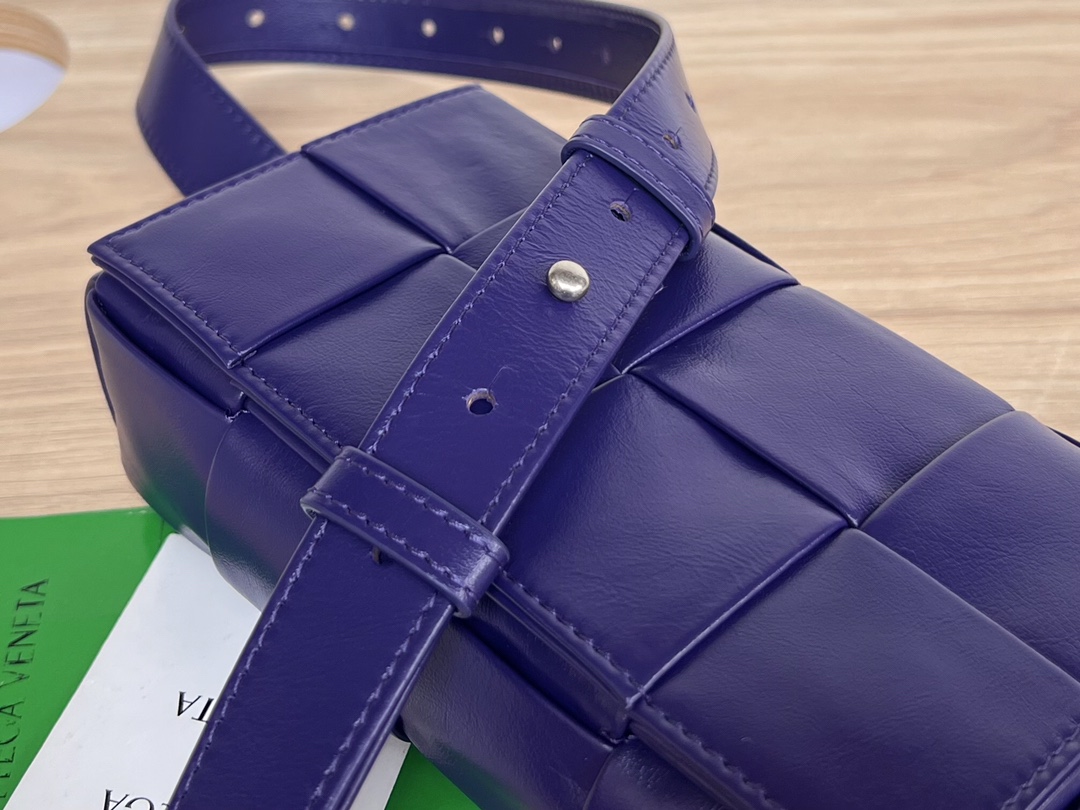 bo*te*ga Ve*ne*ta cassette waist bag