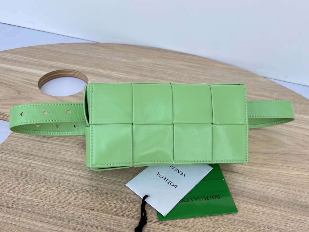 bo*te*ga Ve*ne*ta cassette waist bag