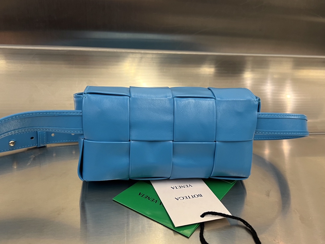 bo*te*ga Ve*ne*ta cassette waist bag