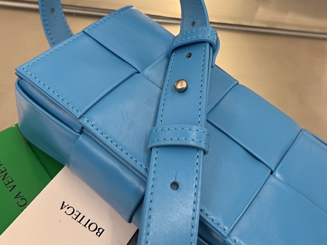 bo*te*ga Ve*ne*ta cassette waist bag