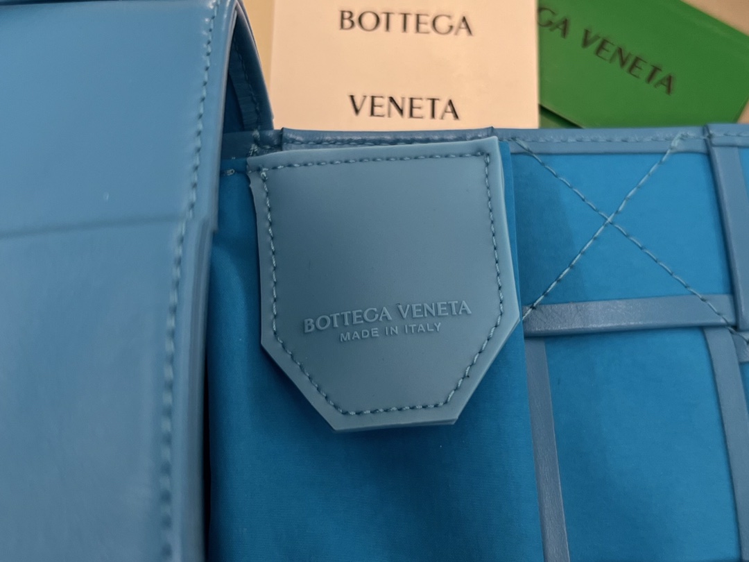 bo*te*ga Ve*ne*ta cassette waist bag