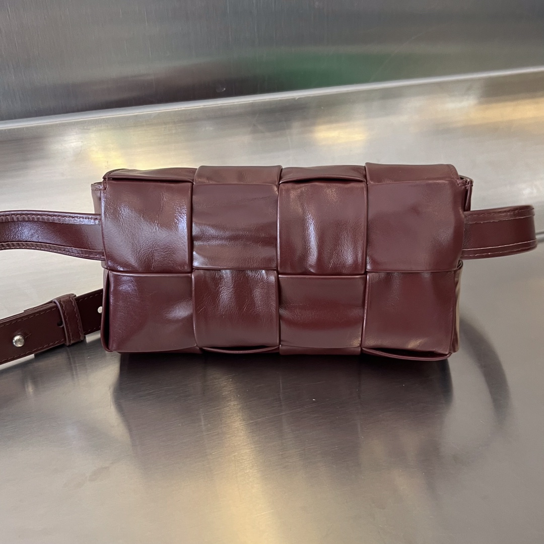 bo*te*ga Ve*ne*ta cassette waist bag