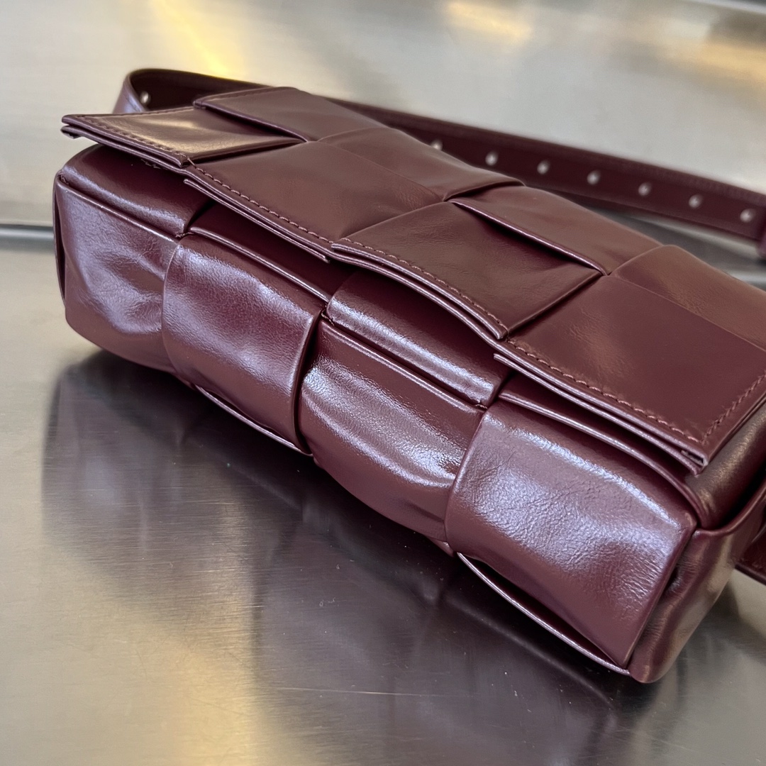 bo*te*ga Ve*ne*ta cassette waist bag