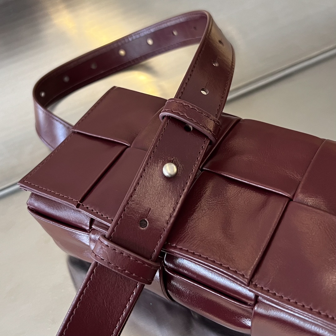 bo*te*ga Ve*ne*ta cassette waist bag