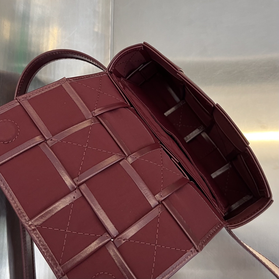 bo*te*ga Ve*ne*ta cassette waist bag