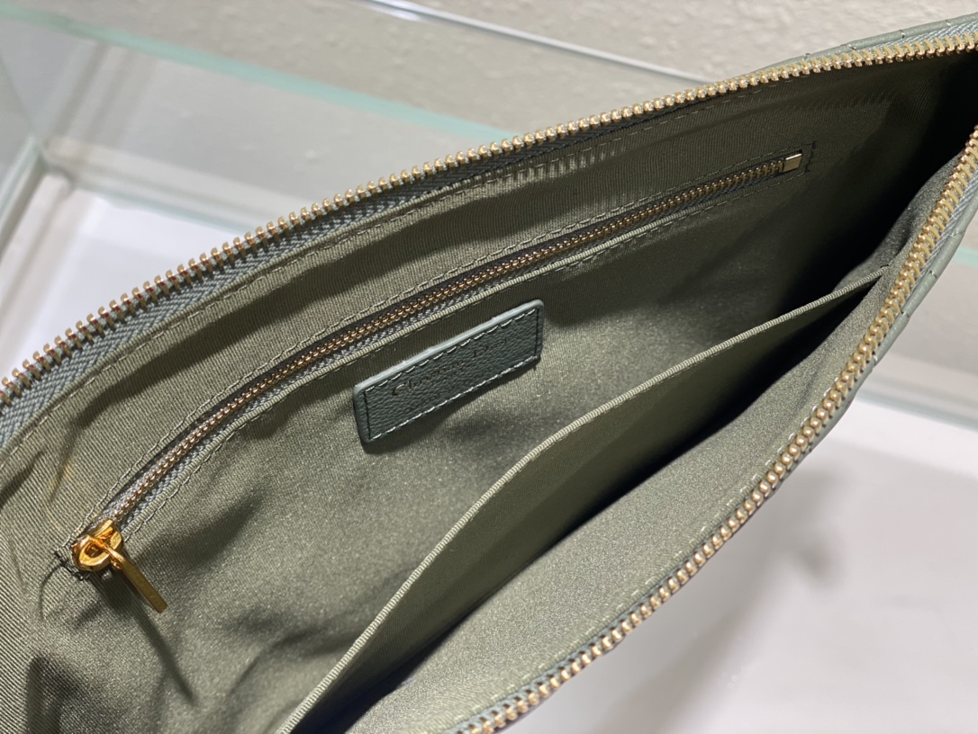 large D*or caro daily pouch