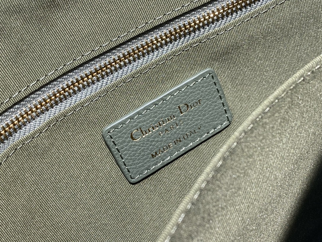 large D*or caro daily pouch