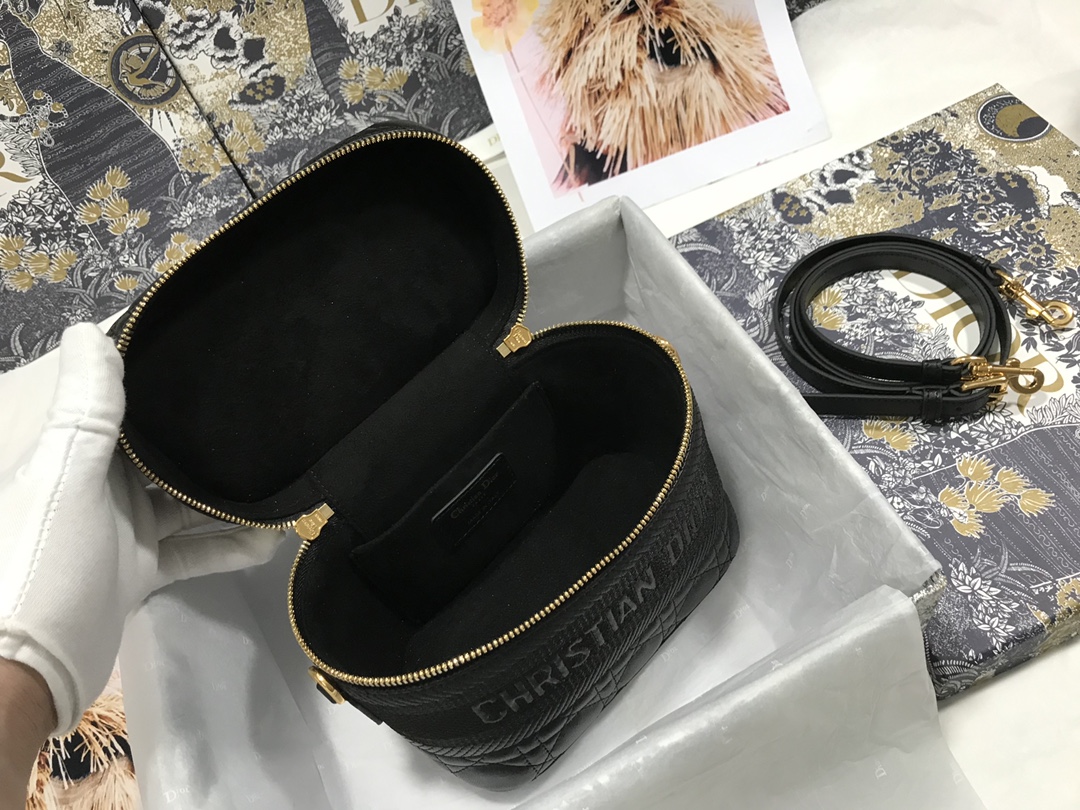 small D*ortravel vanity case