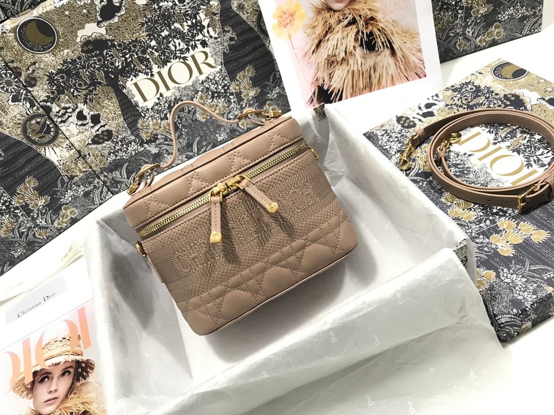 small D*ortravel vanity case