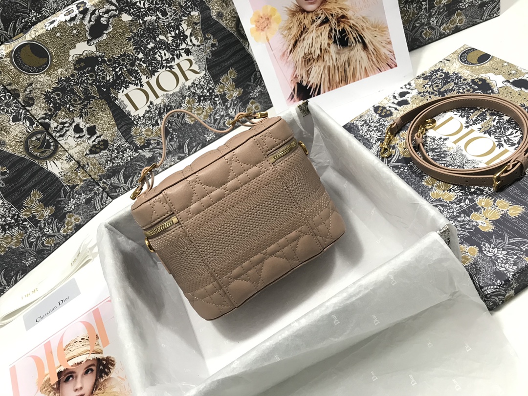 small D*ortravel vanity case