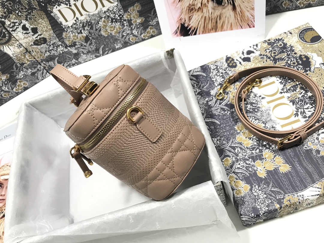 small D*ortravel vanity case