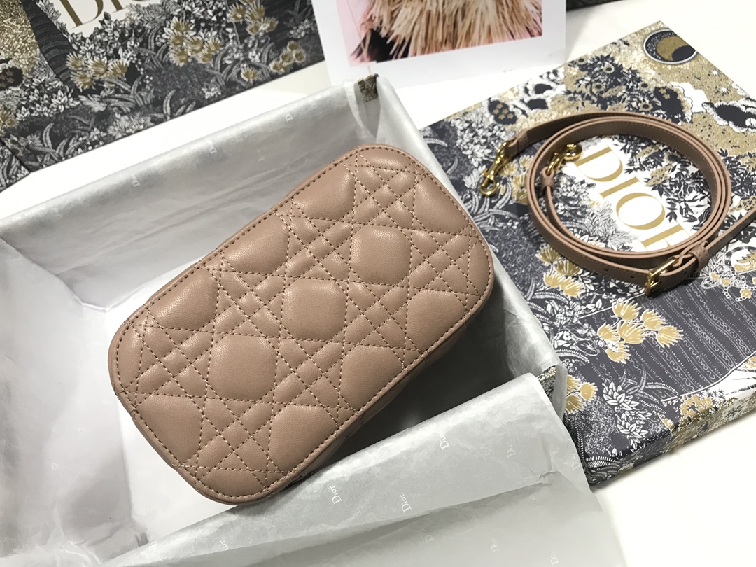 small D*ortravel vanity case