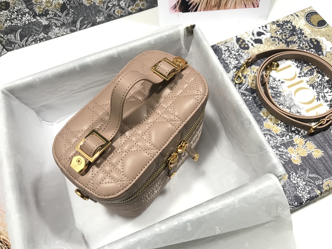 small D*ortravel vanity case