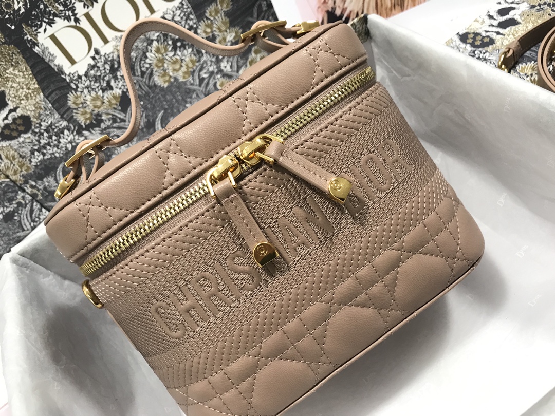 small D*ortravel vanity case
