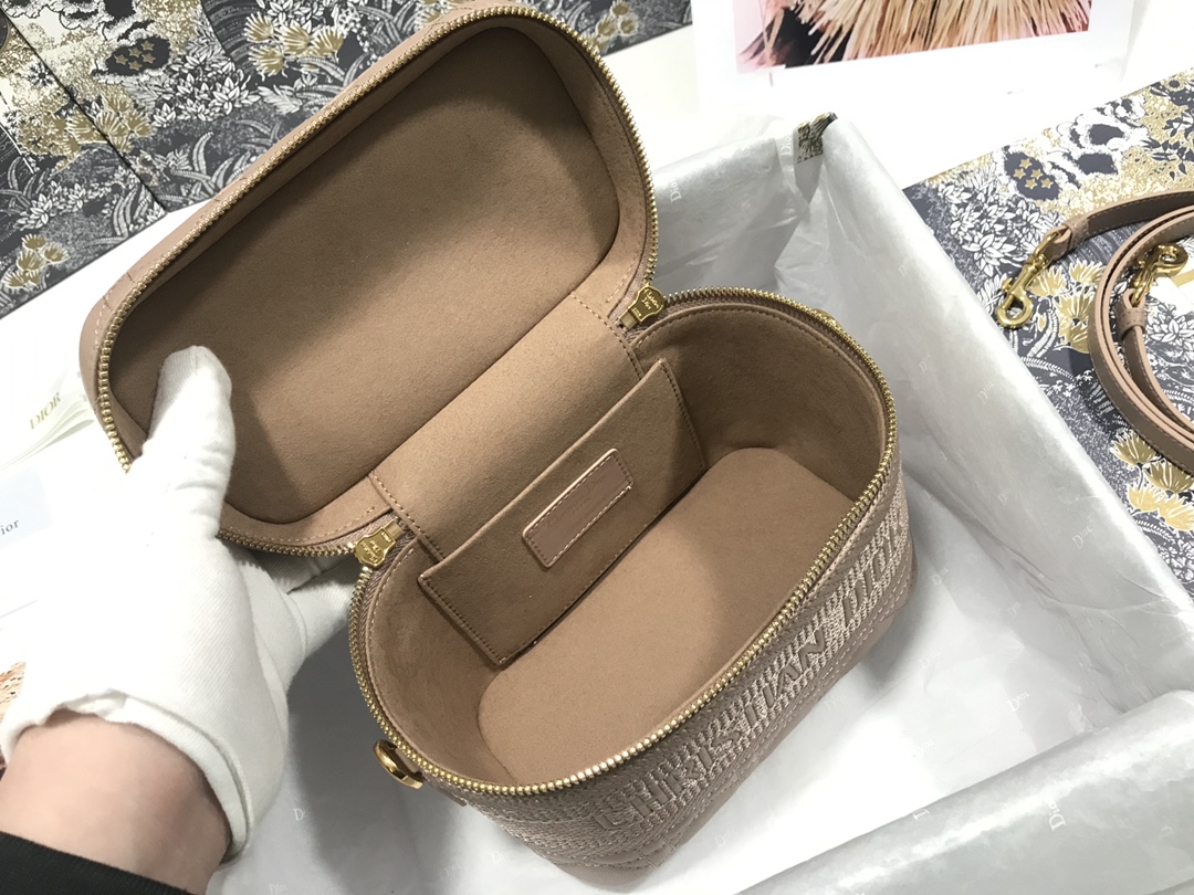 small D*ortravel vanity case