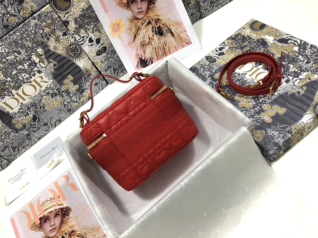 small D*ortravel vanity case