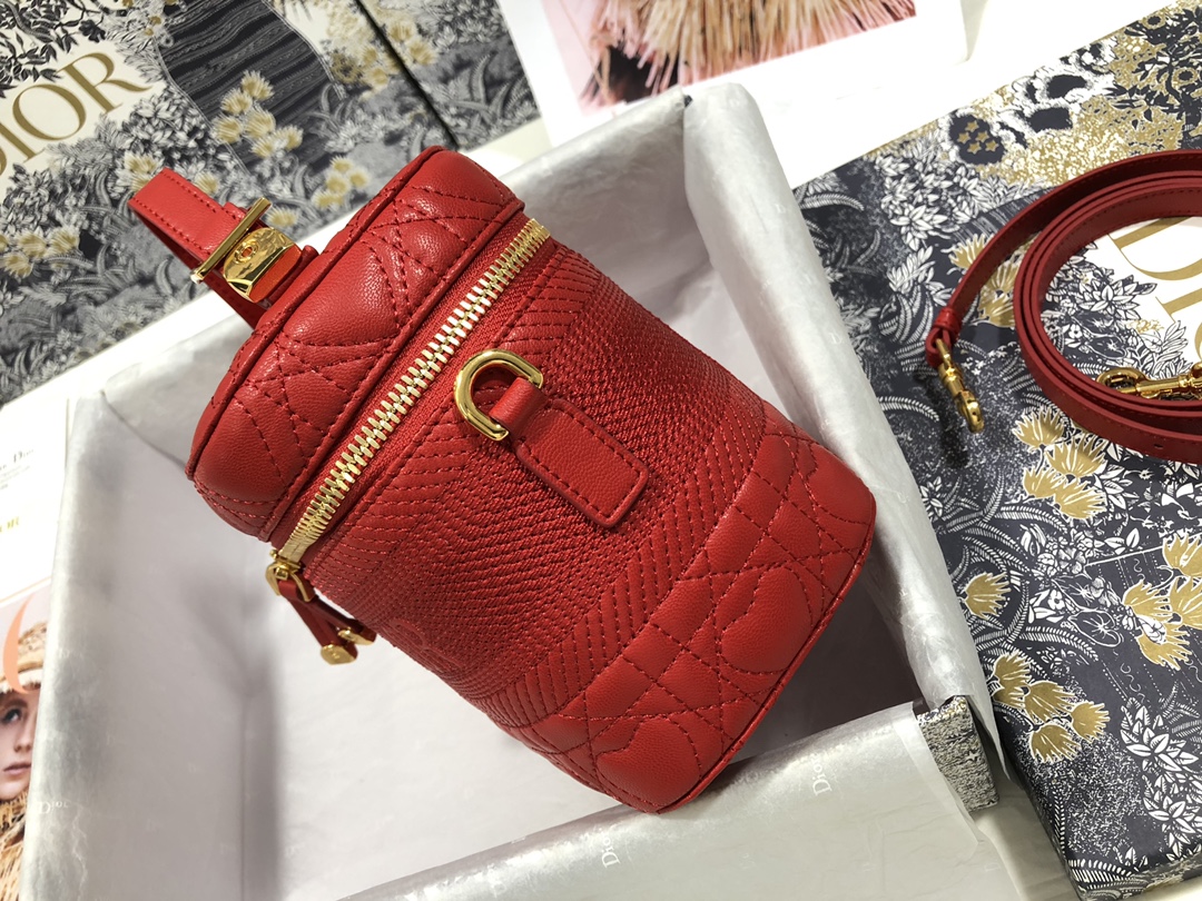 small D*ortravel vanity case