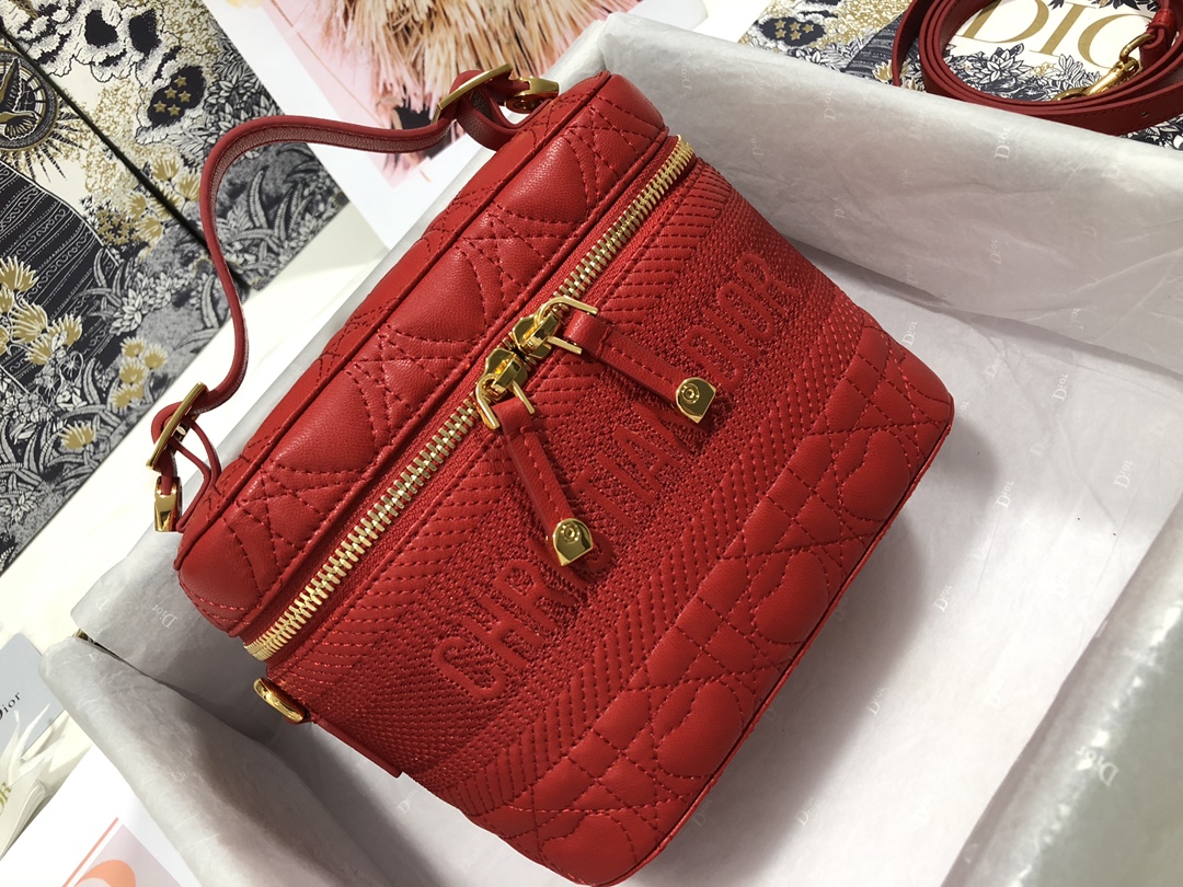 small D*ortravel vanity case