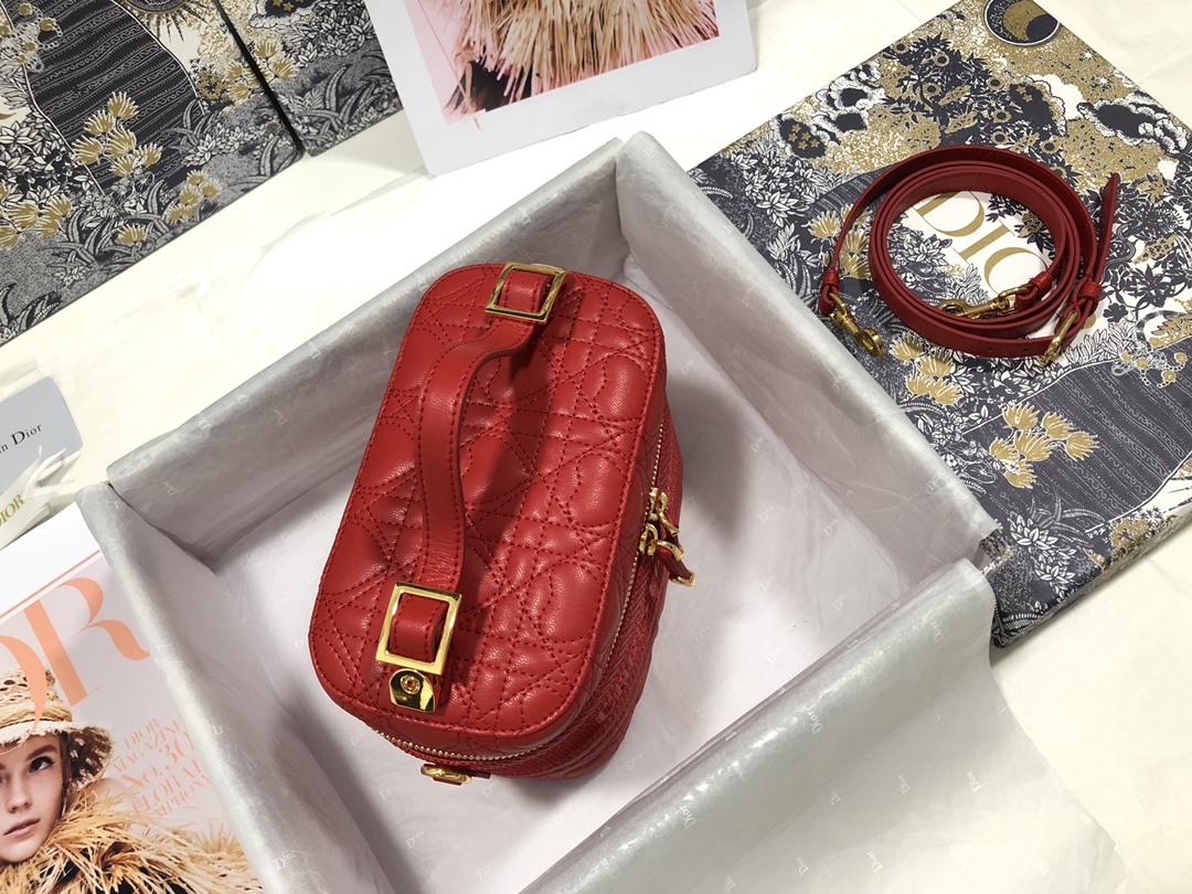 small D*ortravel vanity case