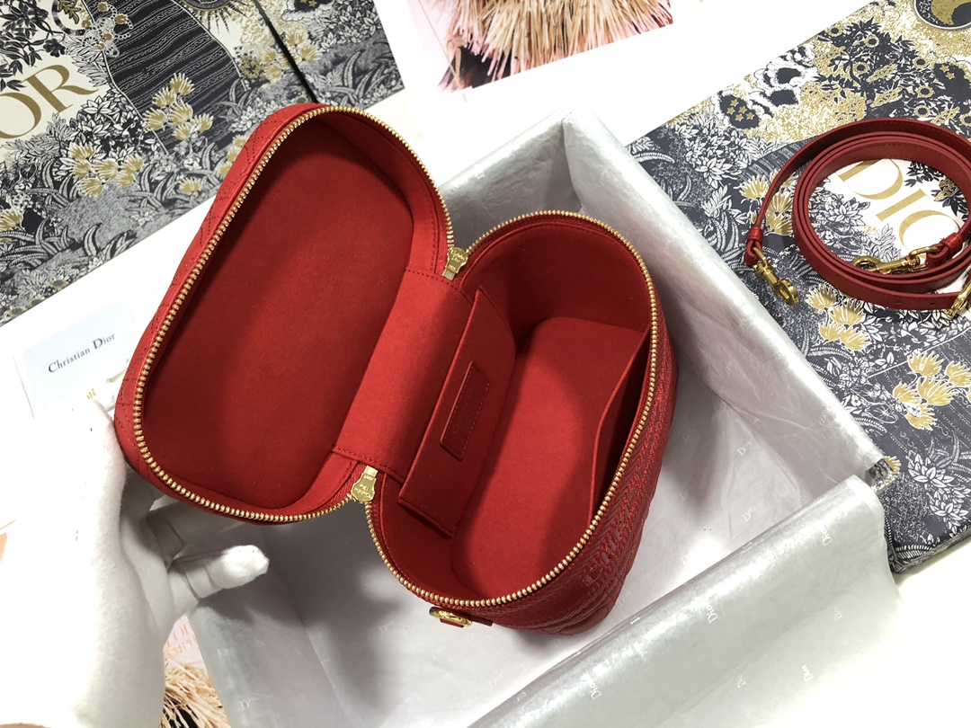 small D*ortravel vanity case