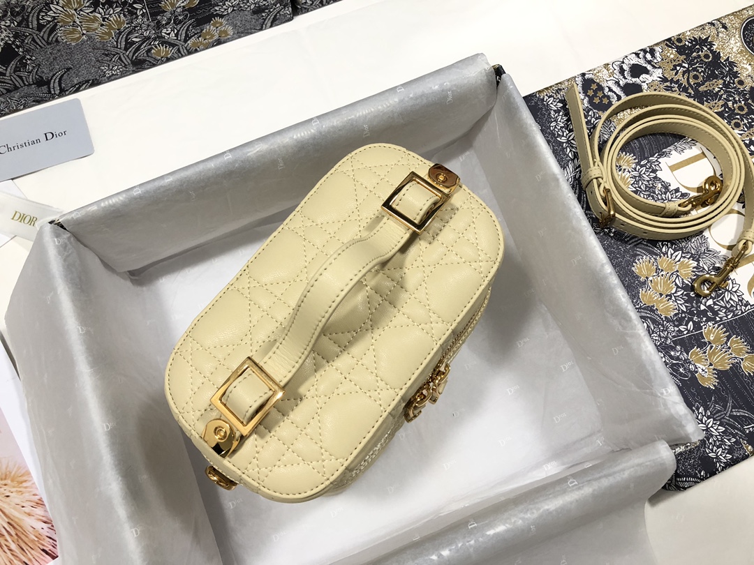 small D*ortravel vanity case