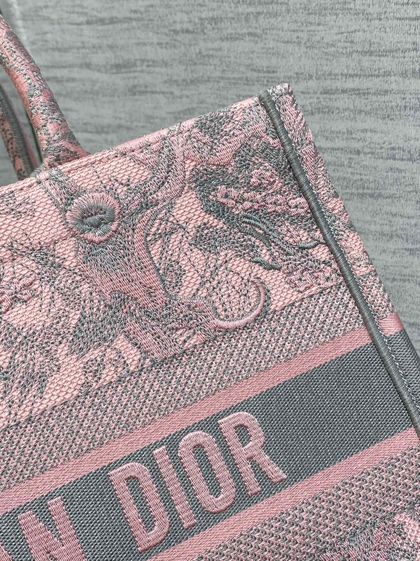 medium D*or book tote