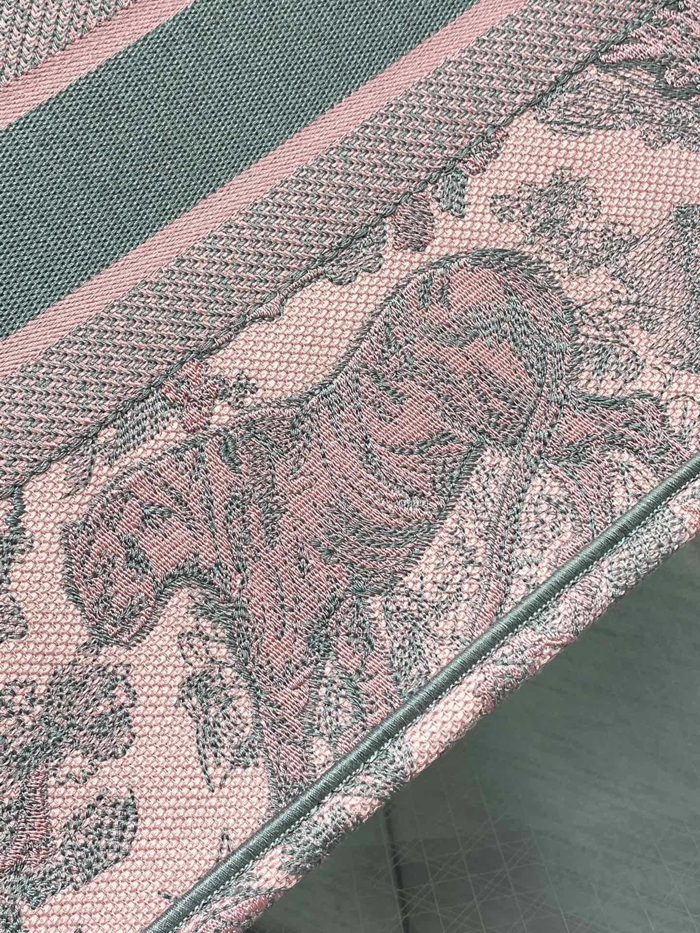 medium D*or book tote