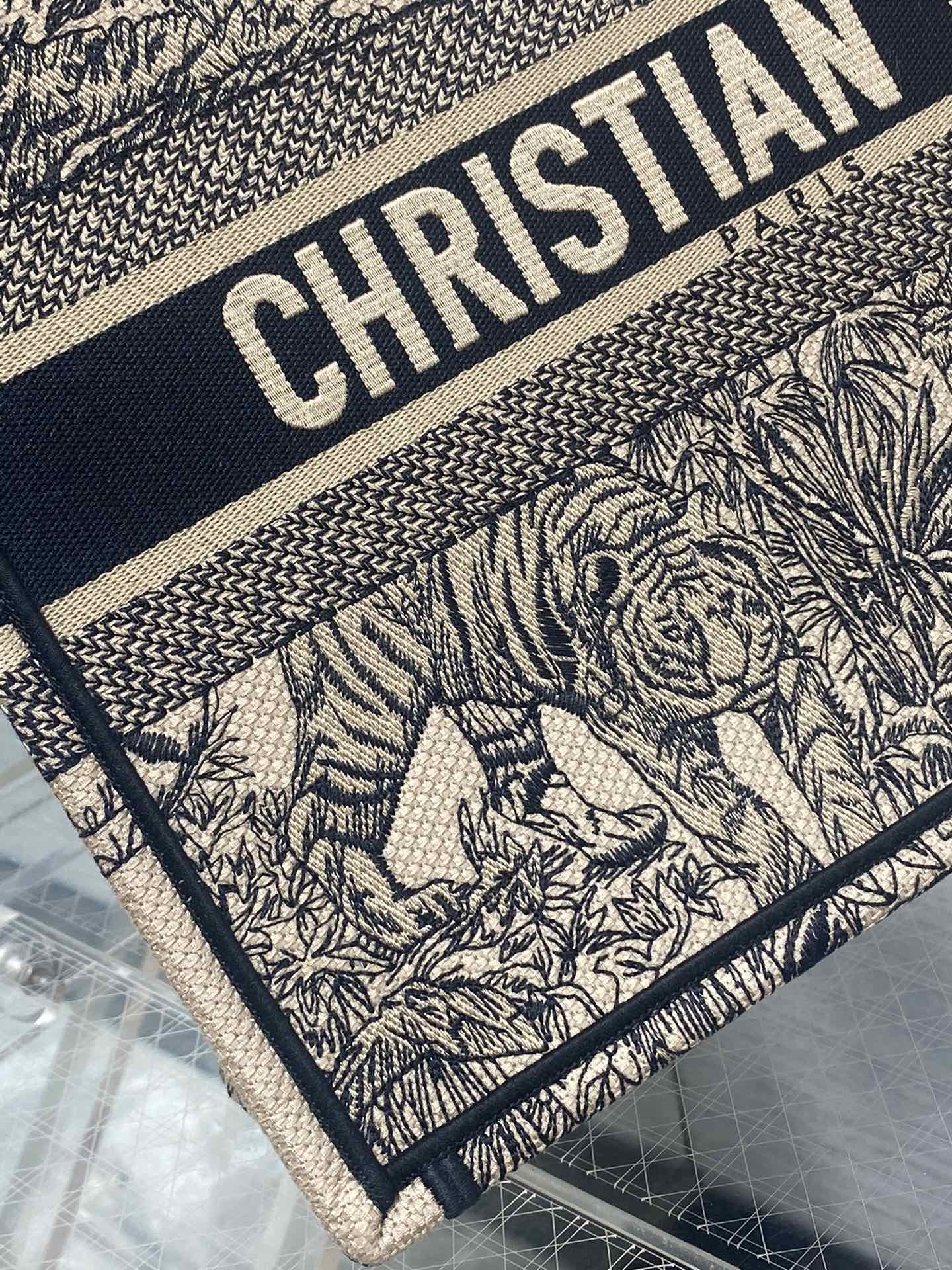 medium D*or book tote