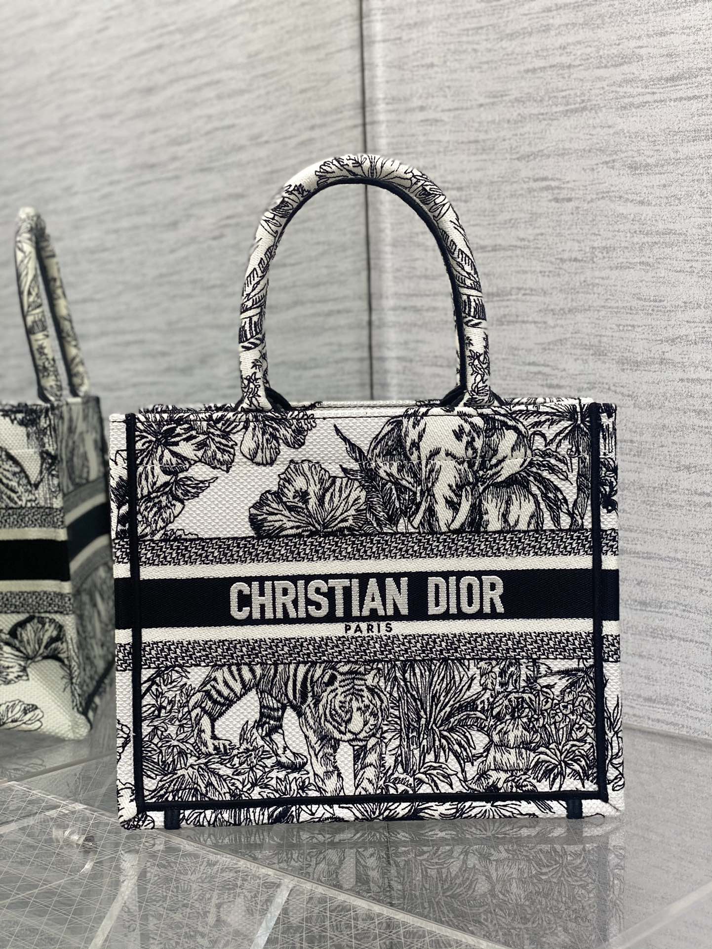 small D*or book tote