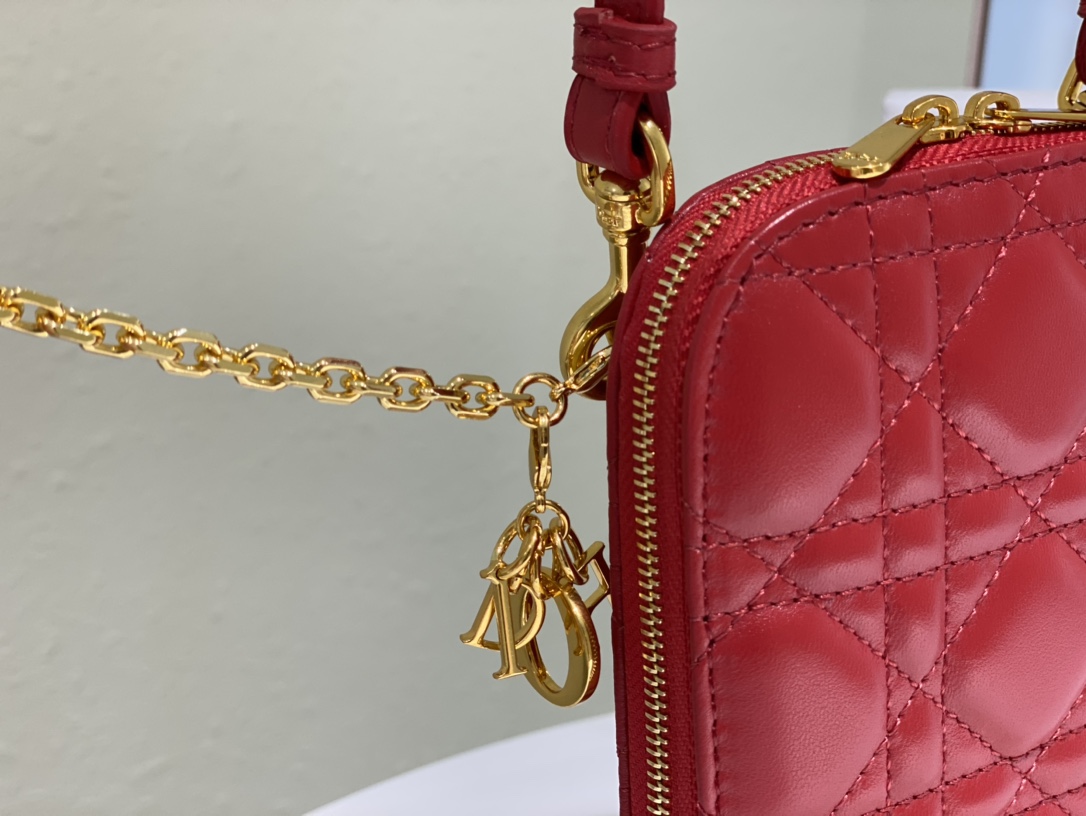 lady D*or phone holder