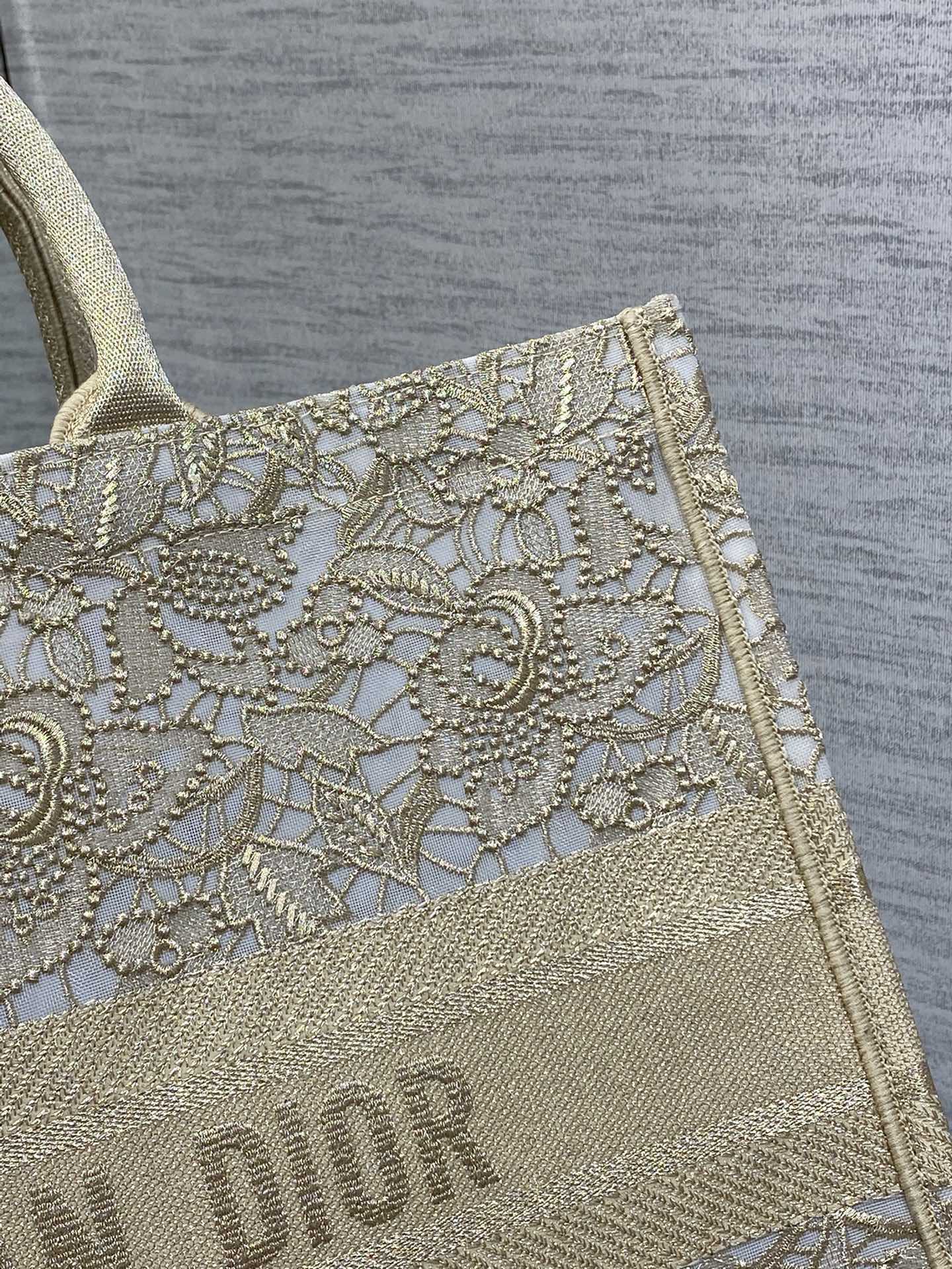 large D*or book tote