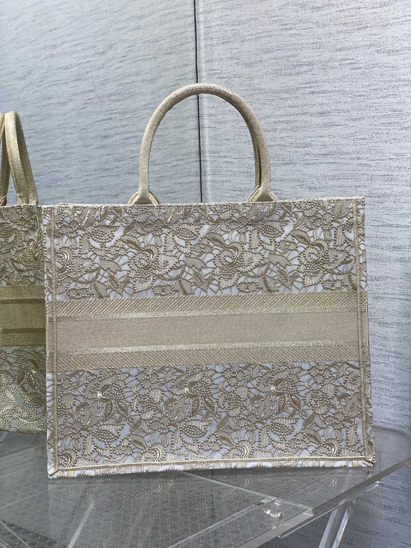large D*or book tote