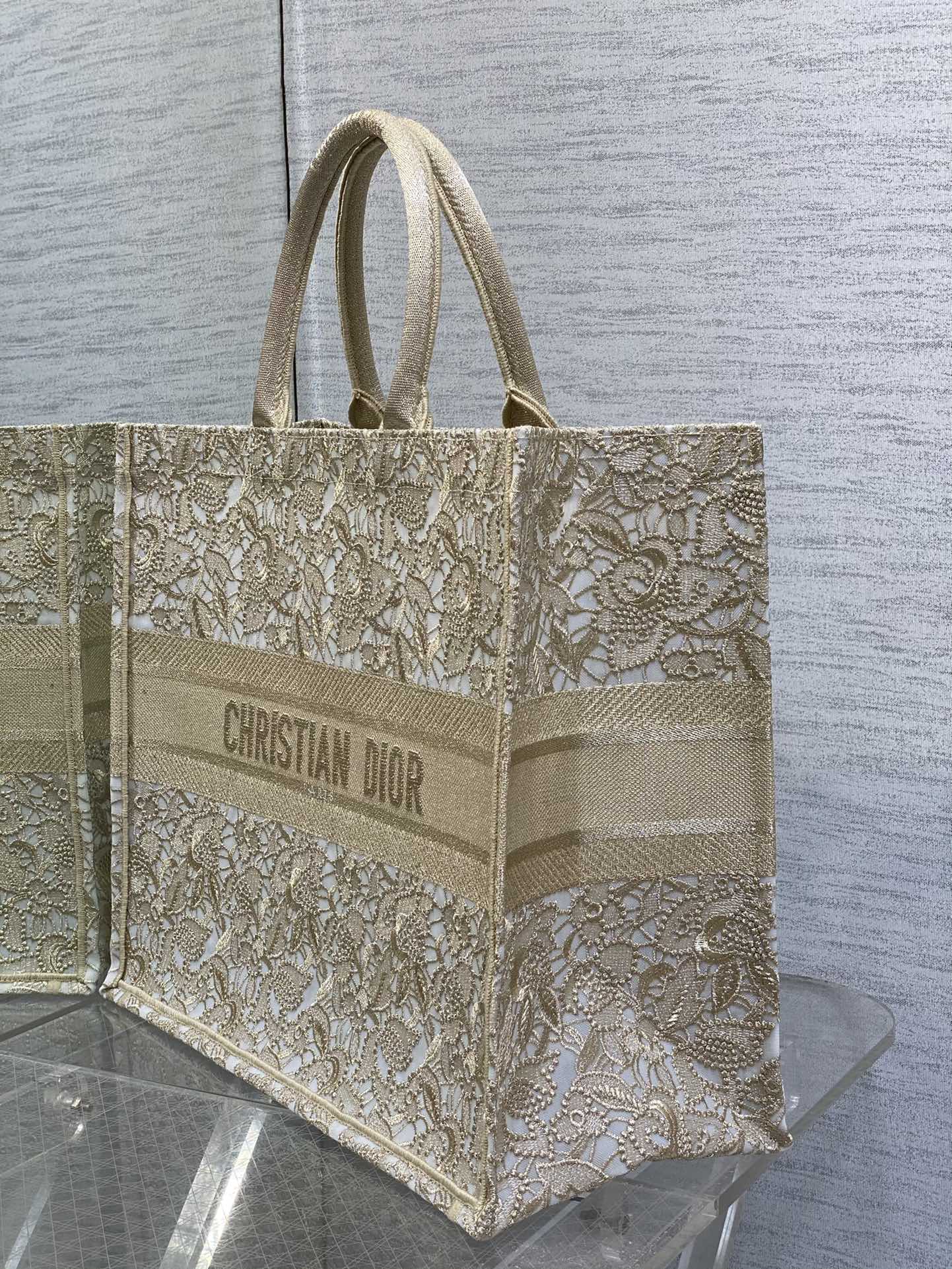 large D*or book tote