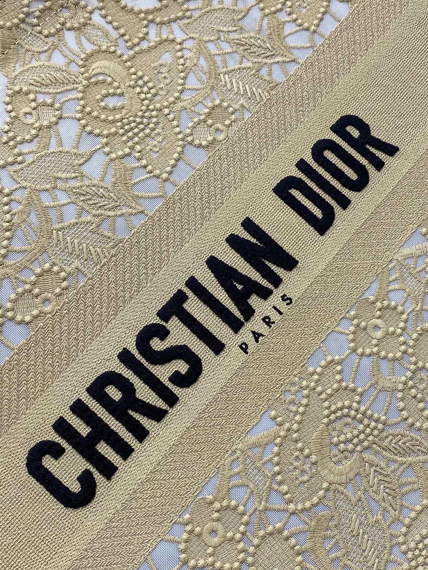 large D*or book tote