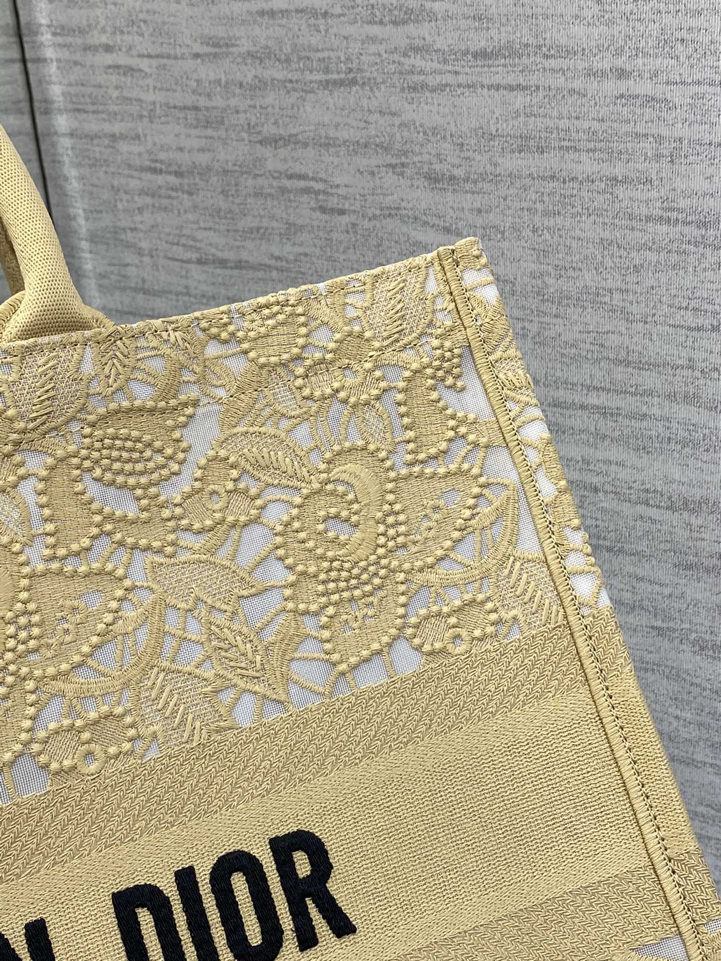 large D*or book tote